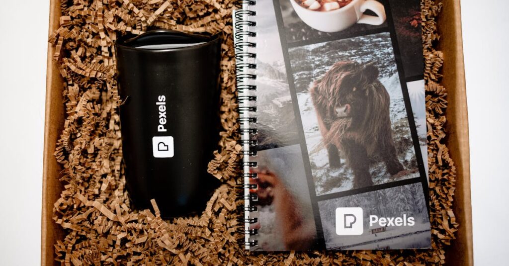 アルチンボルドの図録とグッズが並ぶ展示台。展覧会の資料やおしゃれな雑貨が豊富に揃う。