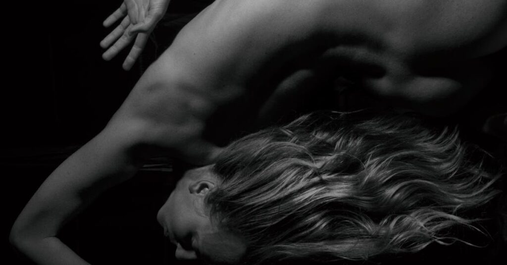 カバネルの作品に宿る官能性と構図、色彩の魅力を表現する絵画の一場面