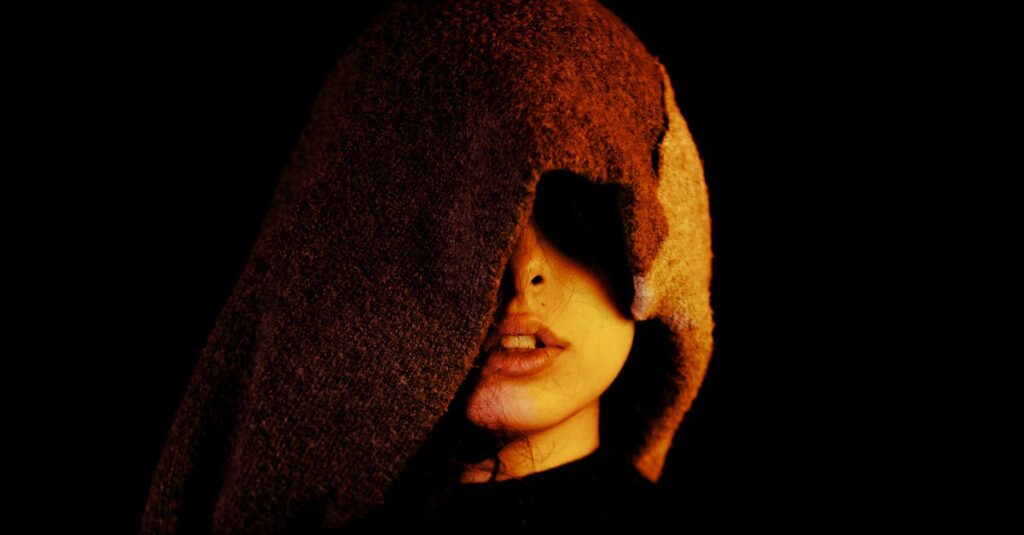 アルチンボルド作品に隠された象徴やメッセージ性を感じさせる幻想的なポートレート風アート。