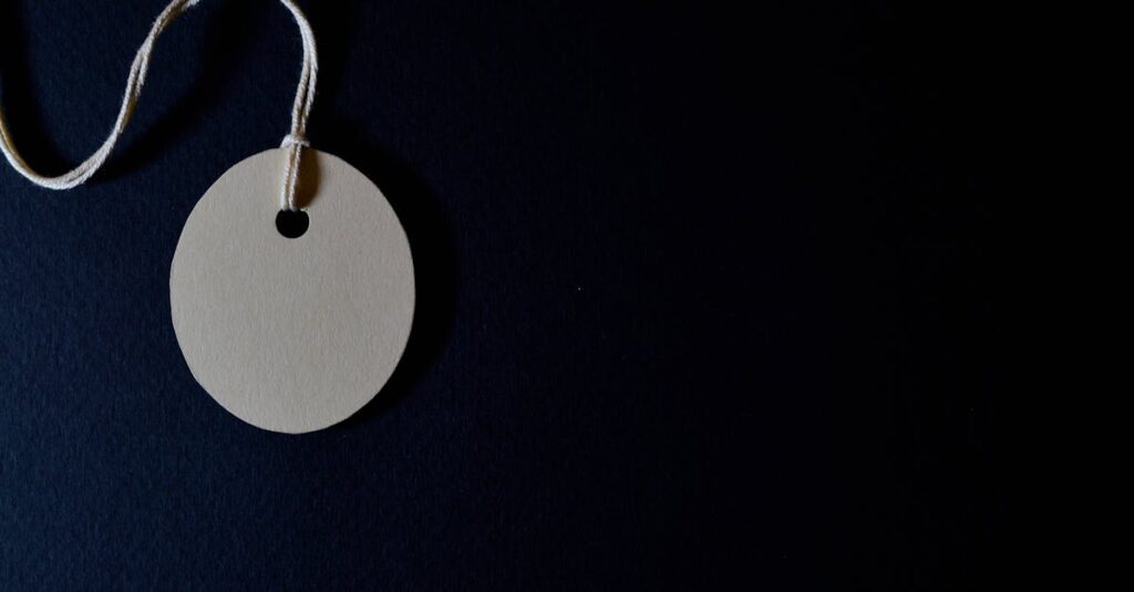 アルチンボルドのユニークな肖像画をモチーフにしたグッズが並ぶ様子。美術展や雑貨店での販売風景。