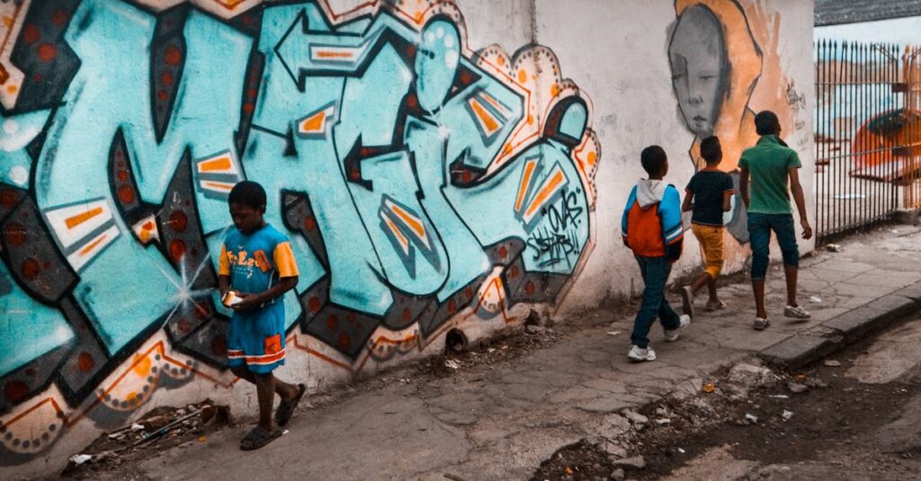 現代におけるカバネル再評価の様子。若者のアート鑑賞やグッズ購入を通じた接点が描かれた構成。