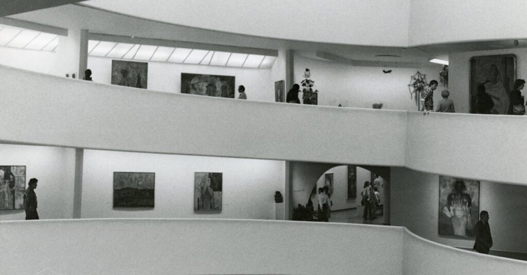 美術館で展示されるアルチンボルドの四季シリーズの鑑賞風景。作品の細部をじっくり見る観客たち。