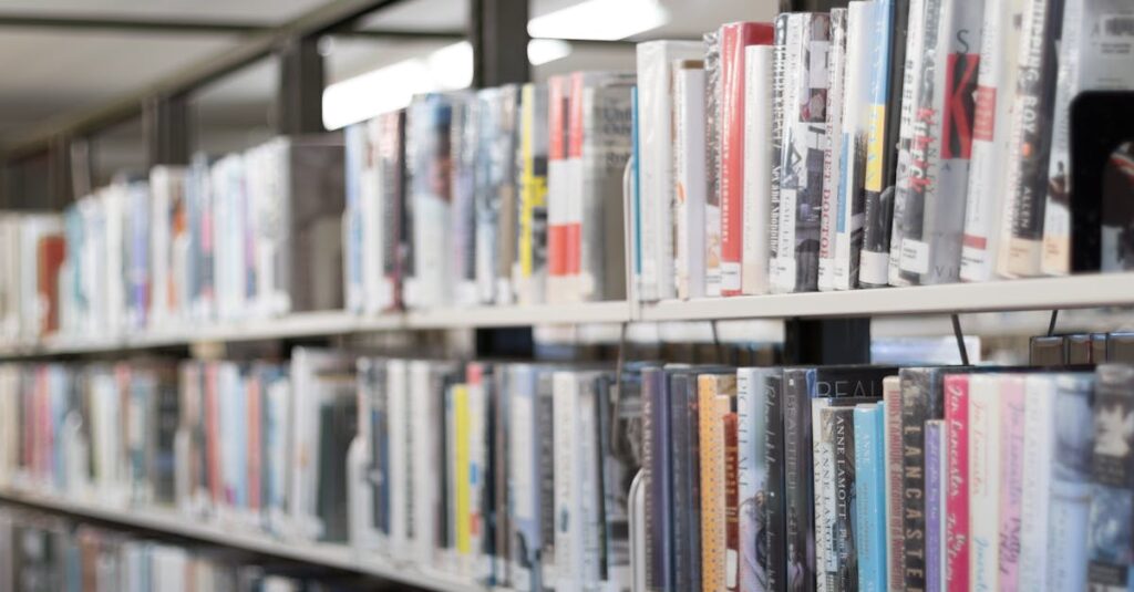 アルチンボルドの展覧会図録や作品集が並ぶ棚。定番の公式カタログから学術書、初心者向けビジュアル本まで種類豊富に揃う。