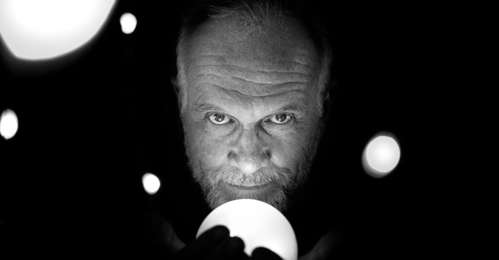 光と影に包まれたミケランジェロ・カラヴァッジョの肖像画風イメージ、深い感情を湛える表情