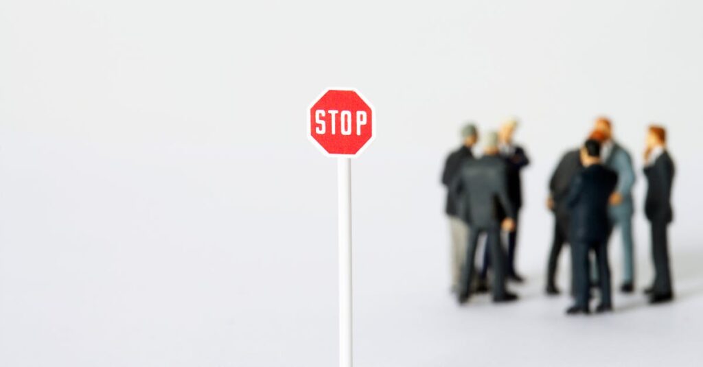 アルチンボルド作品の象徴性や構造をテーマ別に分析している図録のページ。素材やトリックに注目した解説が並ぶ。