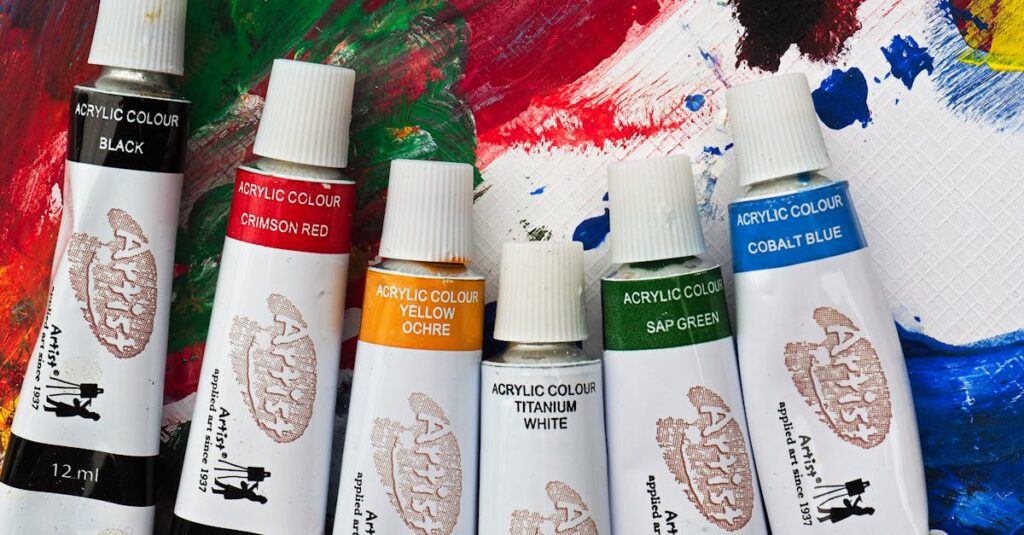 アルチンボルドのユニークな肖像画をモチーフにしたグッズが並ぶ様子。美術展や雑貨店での販売風景。