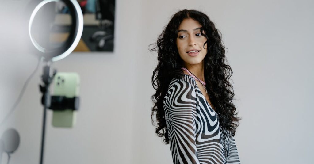 カラヴァッジオの技法が現代アートや映画に与えた影響を象徴するビジュアル構成