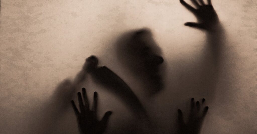 カラヴァッジオのキアロスクーロ技法が視覚表現に与えた革新性を象徴する絵画的演出