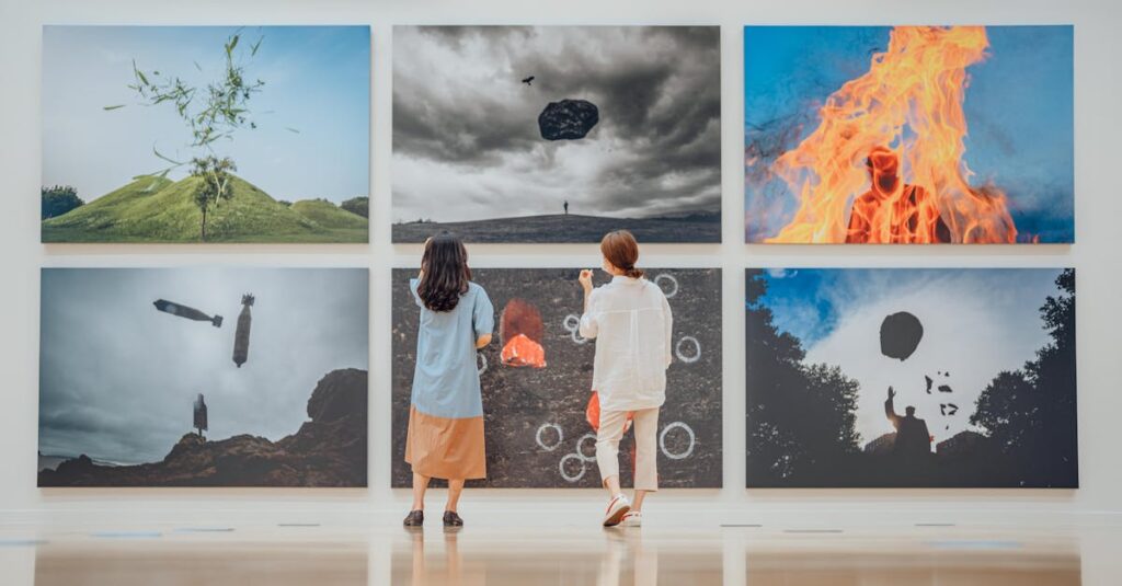 美術館で展示されるアルチンボルドの四季シリーズの鑑賞風景。作品の細部をじっくり見る観客たち。