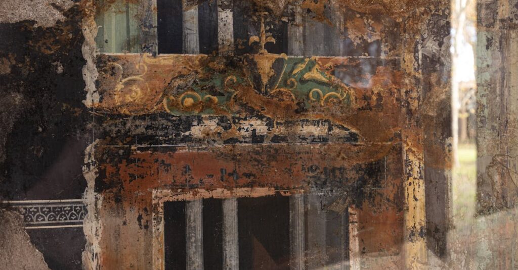 アルチンボルドの生涯や代表作を紹介する図録の一部。宮廷画家としての仕事や風刺画の構成がわかる。