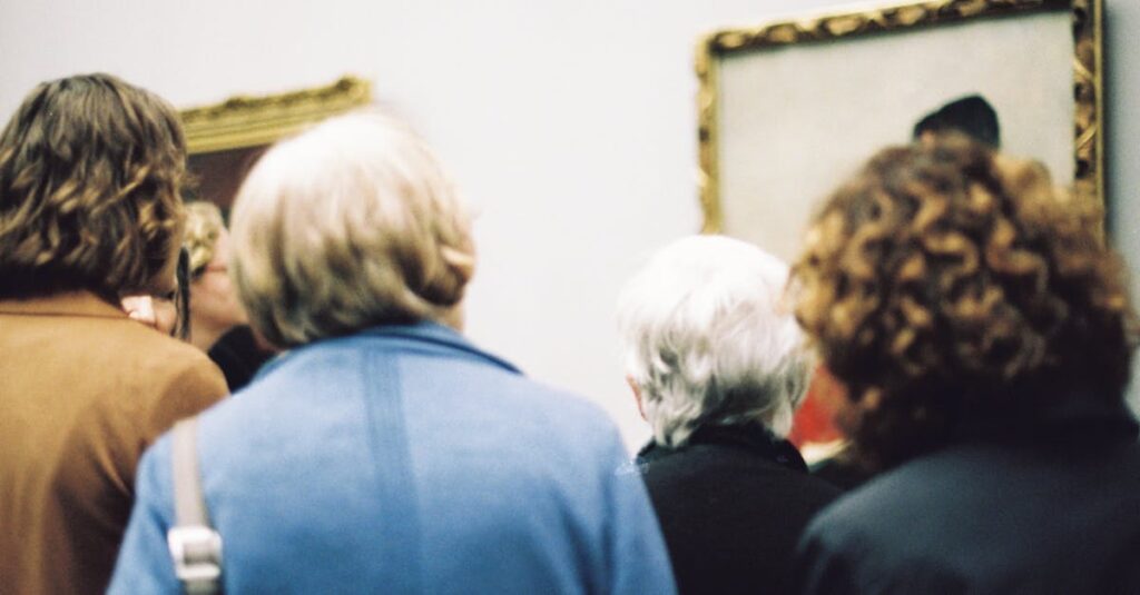 美術館で展示されるアルチンボルドの四季シリーズの鑑賞風景。作品の細部をじっくり見る観客たち。