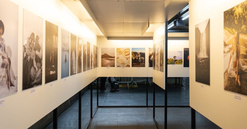 カバネルの展覧会会場とグッズ販売コーナーの様子。図録やポストカードが並ぶ美術館ショップ。