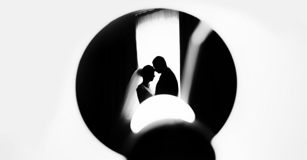 カラヴァッジオの光と影の対比を象徴するバロック絵画の印象的な構図