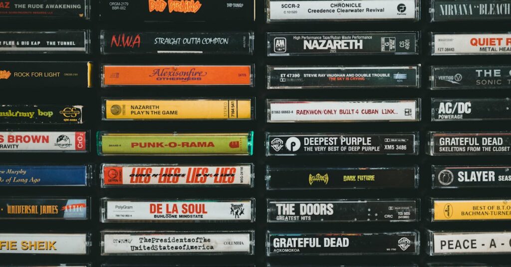 アルチンボルドの代表作が図録形式で紹介されている様子。四季や元素、職業シリーズの絵が並ぶ。