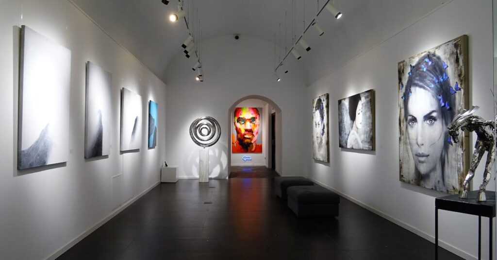 美術館で展示されるアルチンボルドの作品。果物や動物で構成されたユニークな肖像画。