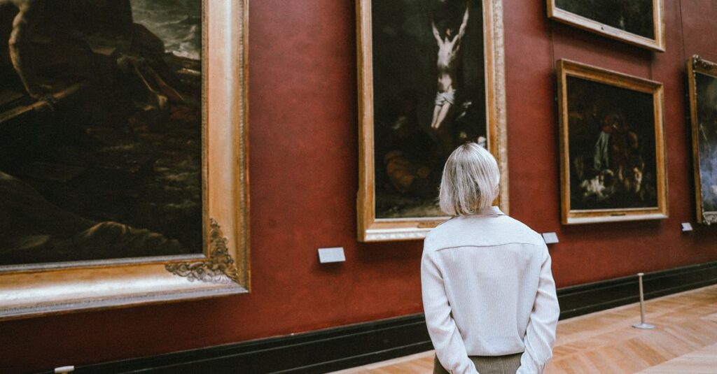 美術館で展示されるアルチンボルドの四季シリーズの鑑賞風景。作品の細部をじっくり見る観客たち。