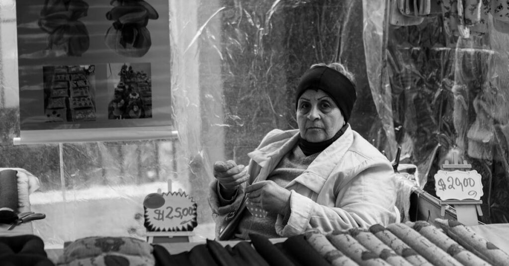 アルチンボルド展で販売される人気のポストカード、図録、トートバッグ、Tシャツなどのグッズ