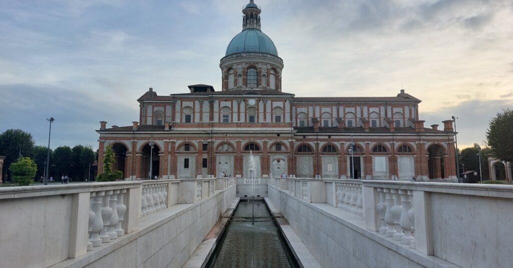 カラヴァッジオが逃亡中に描いた陰影に満ちた宗教画をイメージしたビジュアル