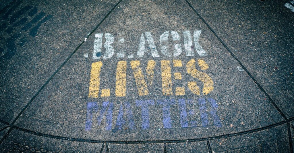 現代におけるカバネル再評価の様子。若者のアート鑑賞やグッズ購入を通じた接点が描かれた構成。