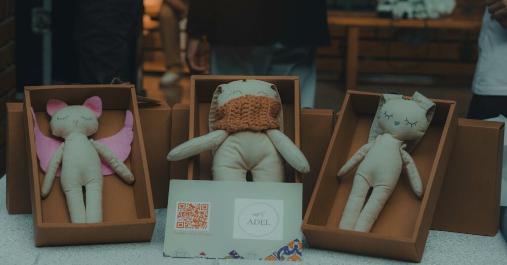 アルチンボルドの図録とグッズが並ぶ展示台。展覧会の資料やおしゃれな雑貨が豊富に揃う。