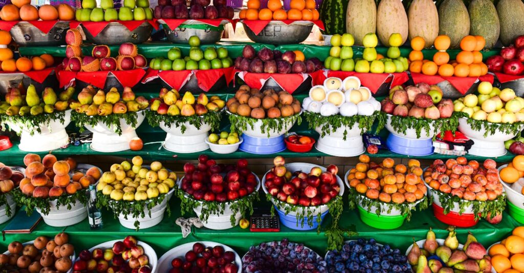 アルチンボルドの代表作をモチーフにしたグッズが並ぶ展示棚。アートファンが注目する奇想の雑貨たち。