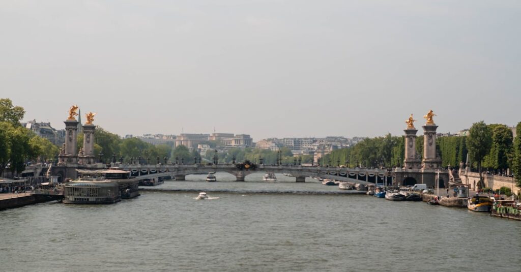 アレクサンドル・カバネルの肖像と代表作品が並ぶ、彼の生涯を紹介する図解。