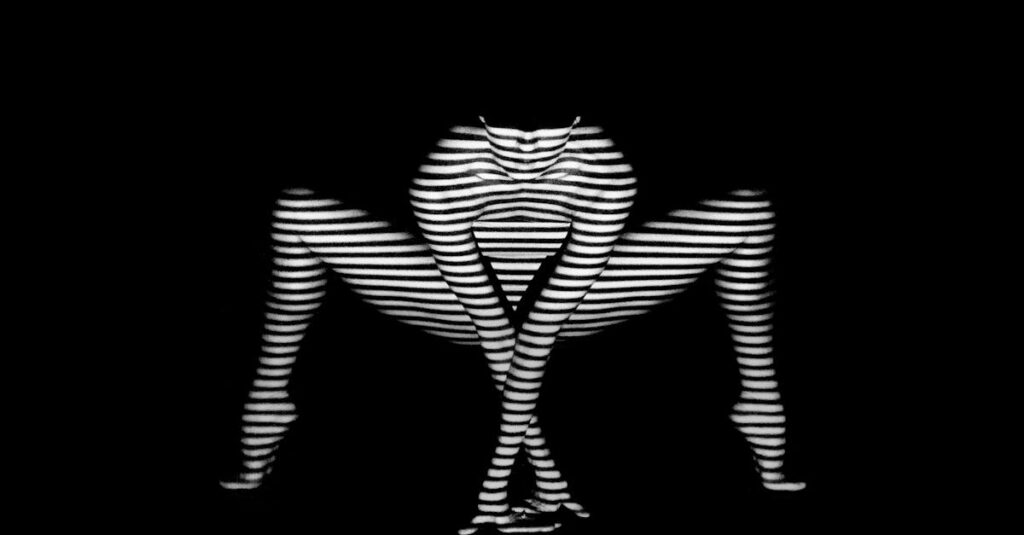 創作に応用できるカラヴァッジオ風ライティングと構図のテクニックを説明するイラスト