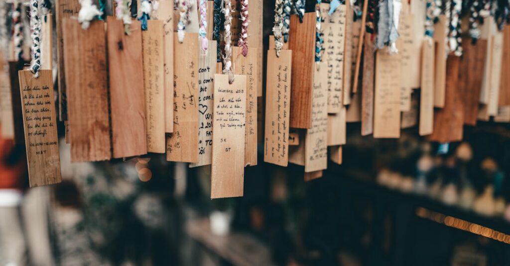 アルチンボルドの代表作をモチーフにしたグッズが並ぶ展示棚。アートファンが注目する奇想の雑貨たち。