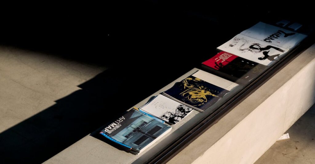 アルチンボルドの図録とグッズが並ぶ展示台。展覧会の資料やおしゃれな雑貨が豊富に揃う。