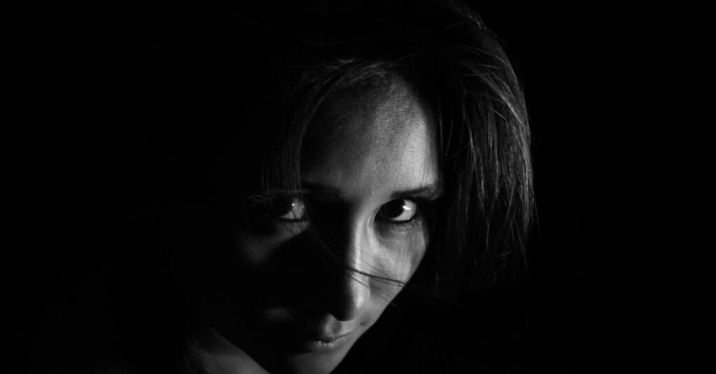 光と影に包まれたミケランジェロ・カラヴァッジョの肖像画風イメージ、深い感情を湛える表情