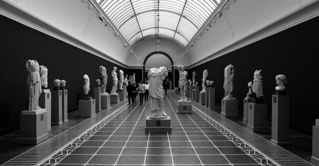 カラヴァッジオ作品を展示するヨーロッパの美術館内部の様子と鑑賞者の風景