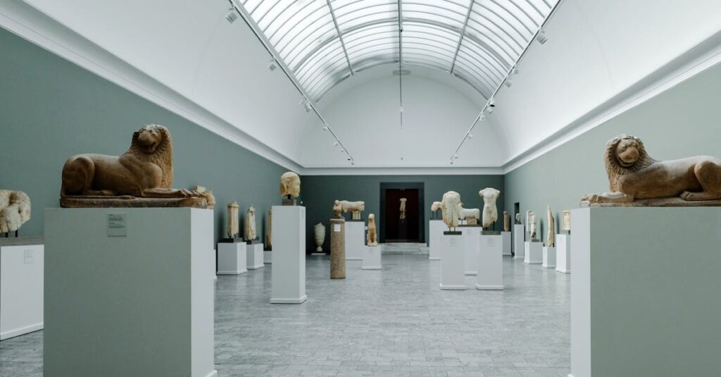 美術館で展示されるアルチンボルドの作品。果物や動物で構成されたユニークな肖像画。