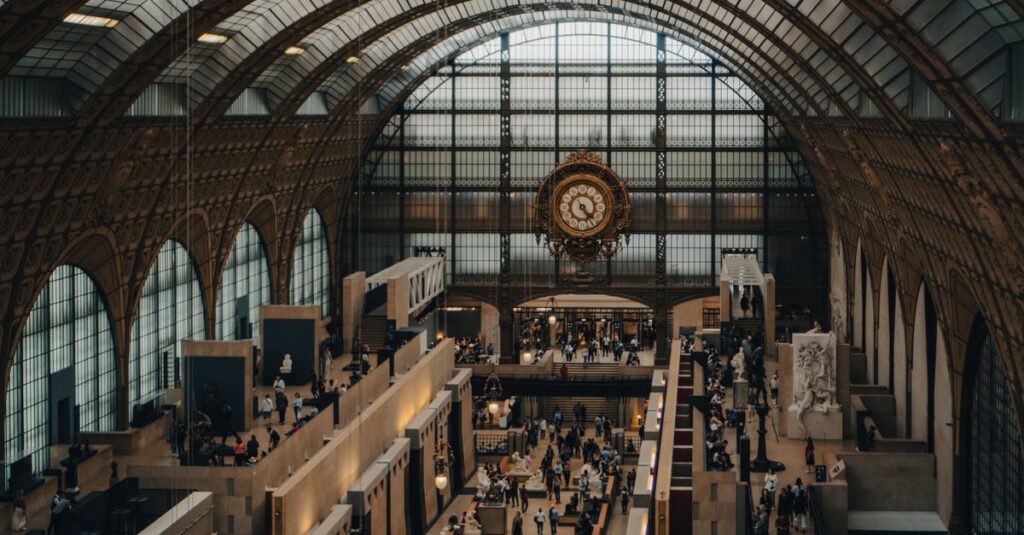 オルセー美術館で展示されている《ヴィーナスの誕生》の現代的な鑑賞風景
