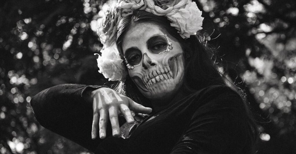 アルチンボルドの四季シリーズに込められた象徴的な意味を反映する人物の肖像アート。