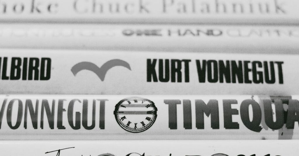 アルチンボルド作品集を開き、読書とアート鑑賞を楽しんでいる様子。奇想の絵と解説が並ぶページが映る。