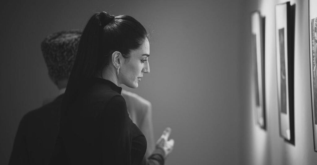 美術館で展示されるアルチンボルドの四季シリーズの鑑賞風景。作品の細部をじっくり見る観客たち。