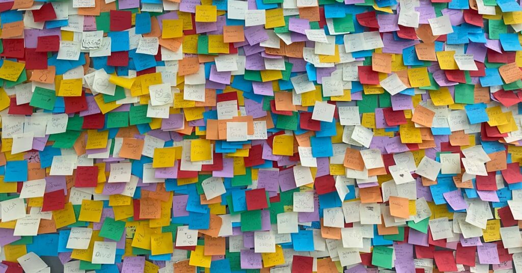 アルチンボルドの代表作が図録形式で紹介されている様子。四季や元素、職業シリーズの絵が並ぶ。