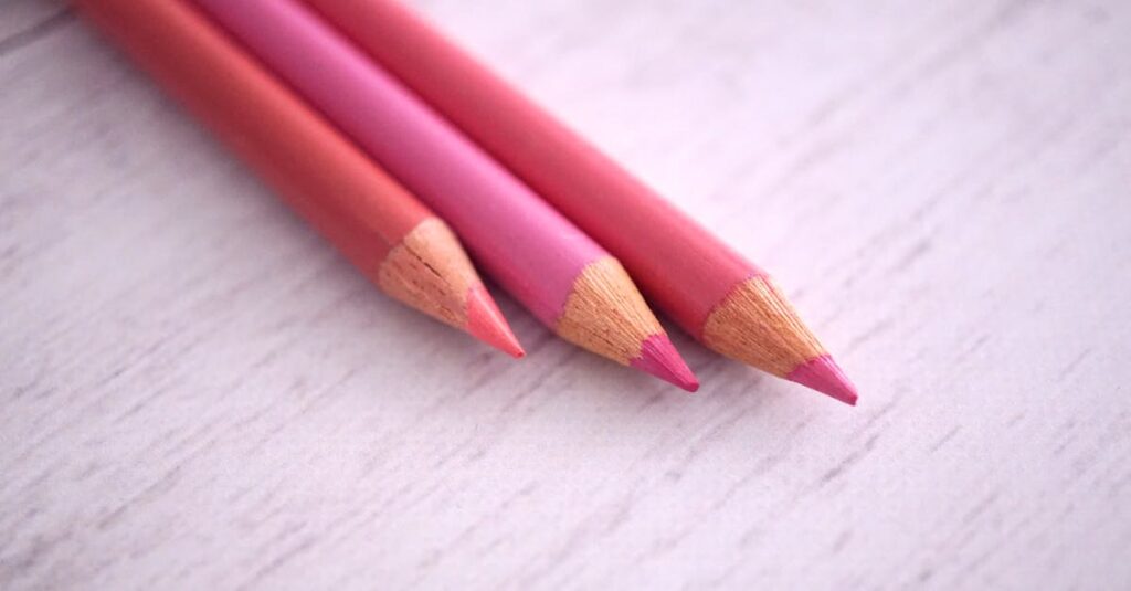 アルチンボルド作品を通じてアートを楽しみ、学びを深める人々の様子。図録や展示の様子が映る。