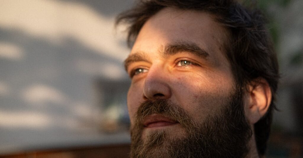 人物の心理を描き出すドラマチックな光と影の演出が見られる肖像画