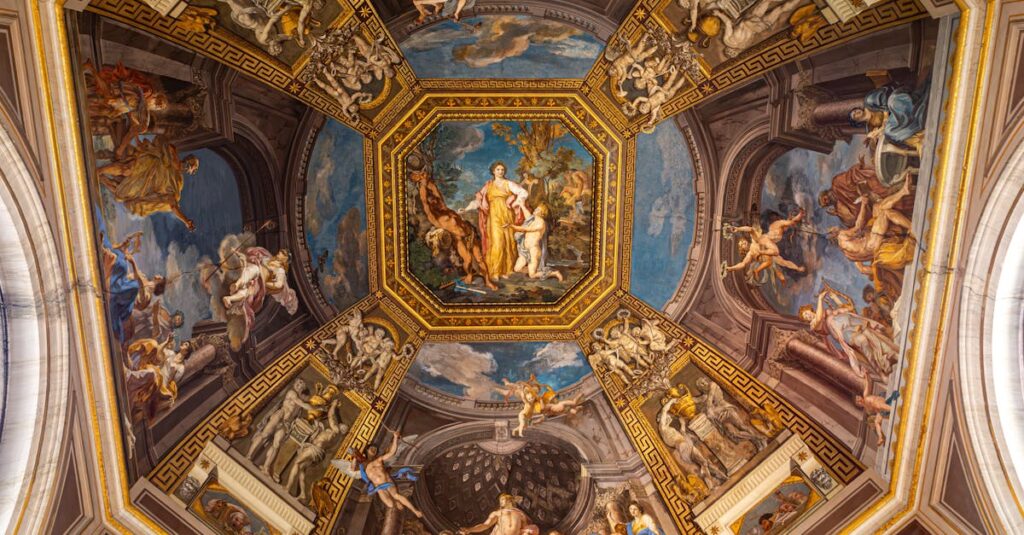 アルチンボルドの代表作が美術館で展示されている様子。果物や魚で構成された肖像画に観客が見入っている。