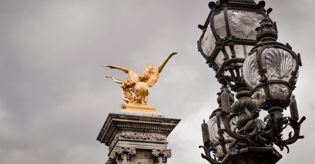 アレクサンドル・カバネルの肖像と代表作品が並ぶ、彼の生涯を紹介する図解。