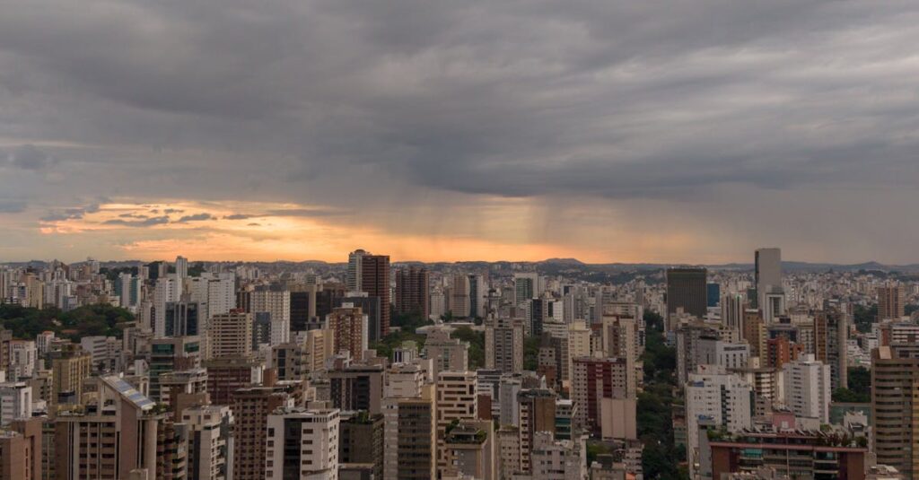 カラヴァッジオの劇的な生涯を象徴する、光と影のコントラストが印象的な絵画風イメージ