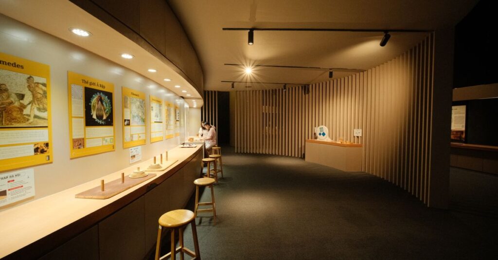 カバネル作品を展示するオルセー美術館などの主要美術館内の様子と鑑賞風景