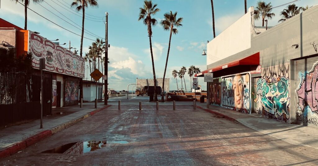 アルチンボルドのアートが日常に溶け込んだ空間で、ポスターや雑貨が部屋に飾られているシーン