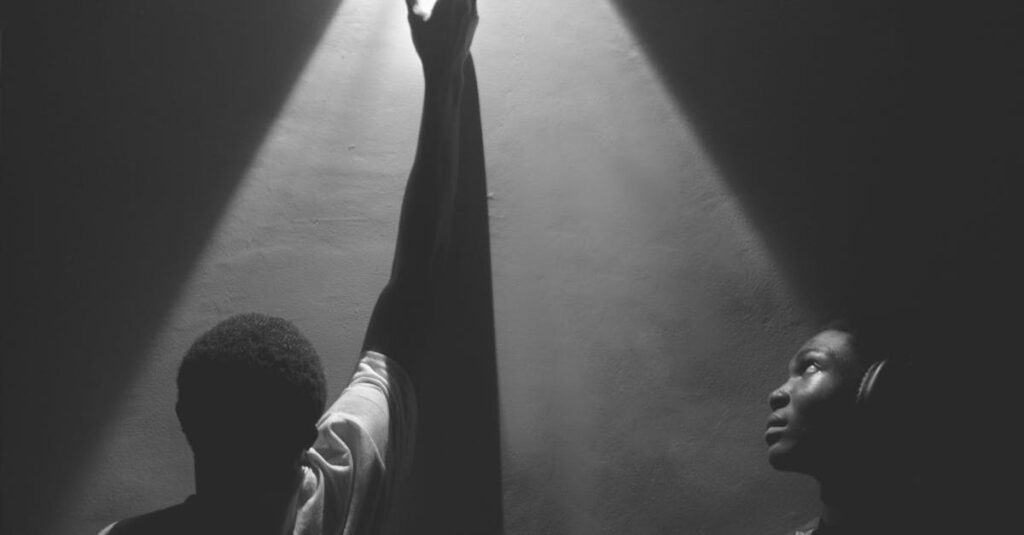 アルチンボルドグッズを暮らしに取り入れて楽しむ人々の様子。通販で手に入れたアイテムを飾ったり使ったりしている。