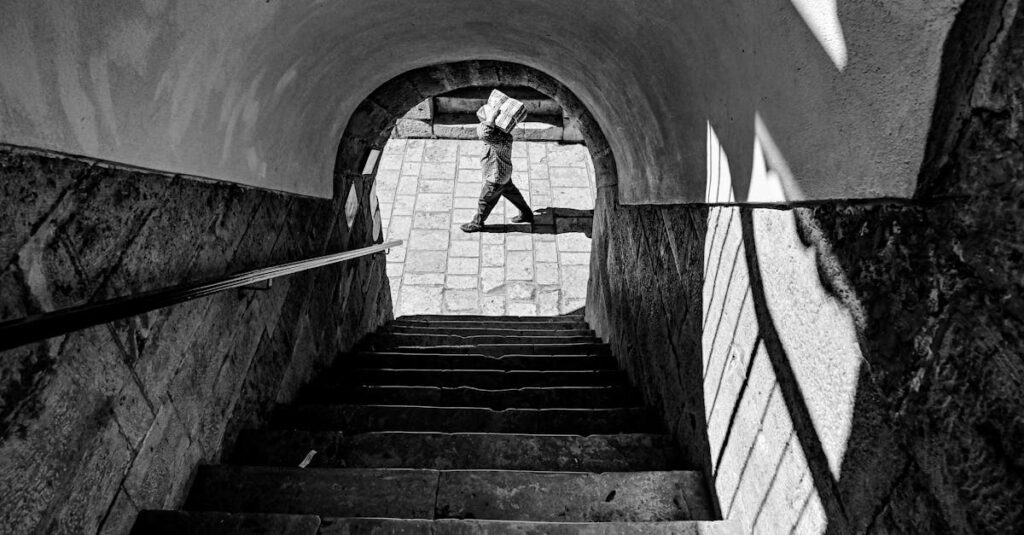 アカデミズム美術制度の中で生きたカバネルの立場と印象派との対立を象徴するイメージ