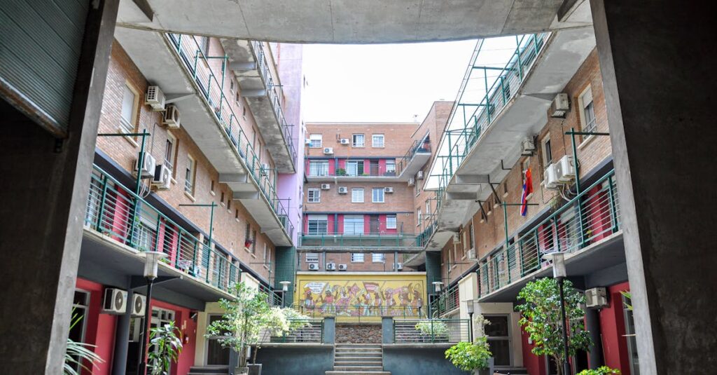 カバネル作品が現代の鑑賞者と美術教育に与える再評価の視点を象徴する構図