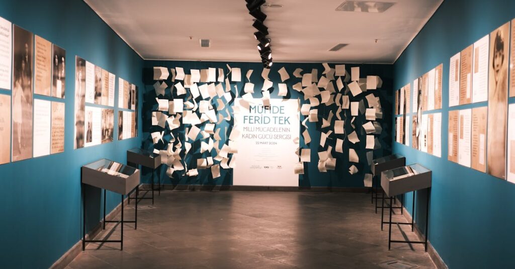 アルチンボルド作品が展示される美術館や展覧会の様子、鑑賞方法を伝えるイメージ