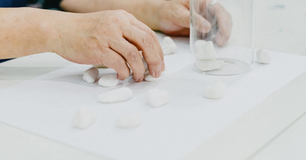 アルチンボルドグッズを暮らしに取り入れて楽しむ人々の様子。通販で手に入れたアイテムを飾ったり使ったりしている。