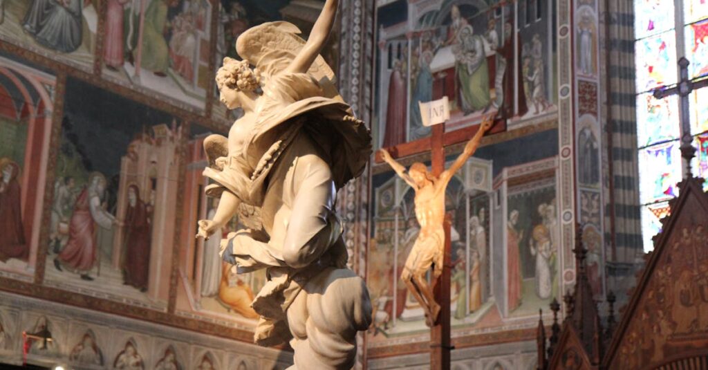 アルチンボルドの代表作が美術館で展示されている様子。果物や魚で構成された肖像画に観客が見入っている。